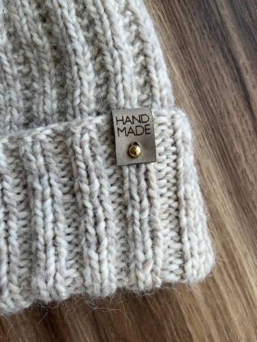 Metka altara / nubuk premium z nitem do czapki "HAND MADE" / beż / 60 x 20 mm / 1 szt.