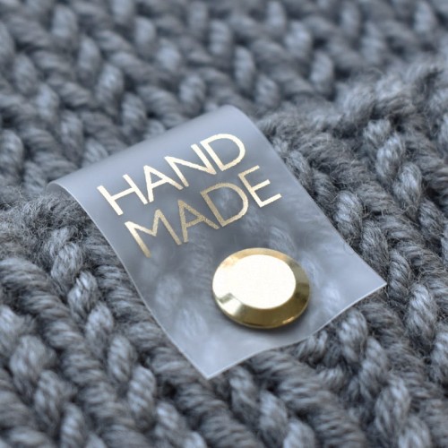 Metka silikonowa z nitem do czapki "HAND MADE" / złoto / 60 x 20 mm / 1 szt.