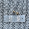 Metka silikonowa z nitem do czapki "HAND MADE" / złoto / 60 x 20 mm / 1 szt.