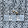 Metka silikonowa z nitem do czapki "HAND MADE" / złoto / 60 x 20 mm / 1 szt.