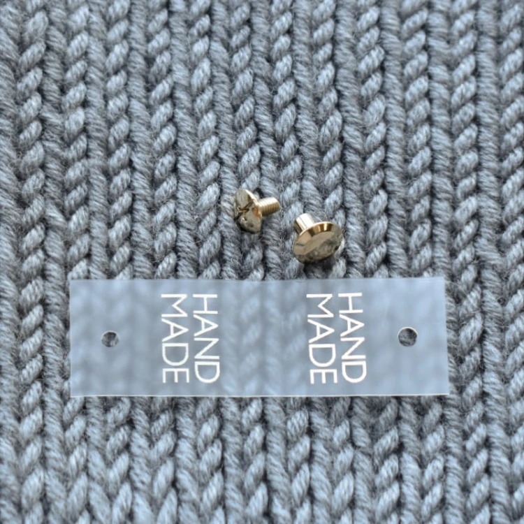 Metka silikonowa z nitem do czapki "HAND MADE" / złoto / 60 x 20 mm / 1 szt.