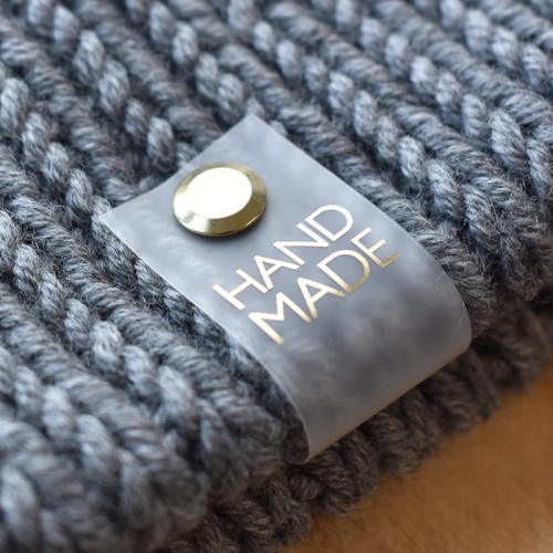 Metka silikonowa z nitem do czapki "HAND MADE" / złoto / 60 x 20 mm / 1 szt.