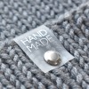 Metka silikonowa z nitem do czapki "HAND MADE" / srebro / 60 x 20 mm / 1 szt.