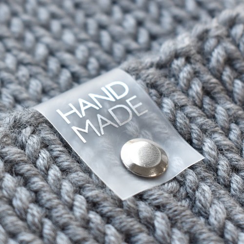 Metka silikonowa z nitem do czapki "HAND MADE" / srebro / 60 x 20 mm / 1 szt.