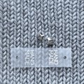 Metka silikonowa z nitem do czapki "HAND MADE" / srebro / 60 x 20 mm / 1 szt.