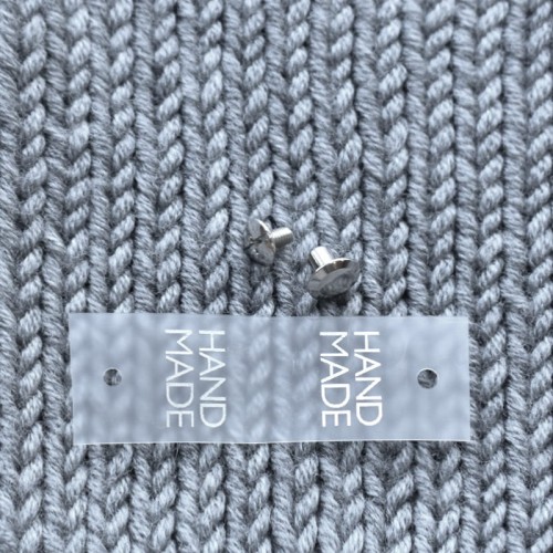 Metka silikonowa z nitem do czapki "HAND MADE" / srebro / 60 x 20 mm / 1 szt.
