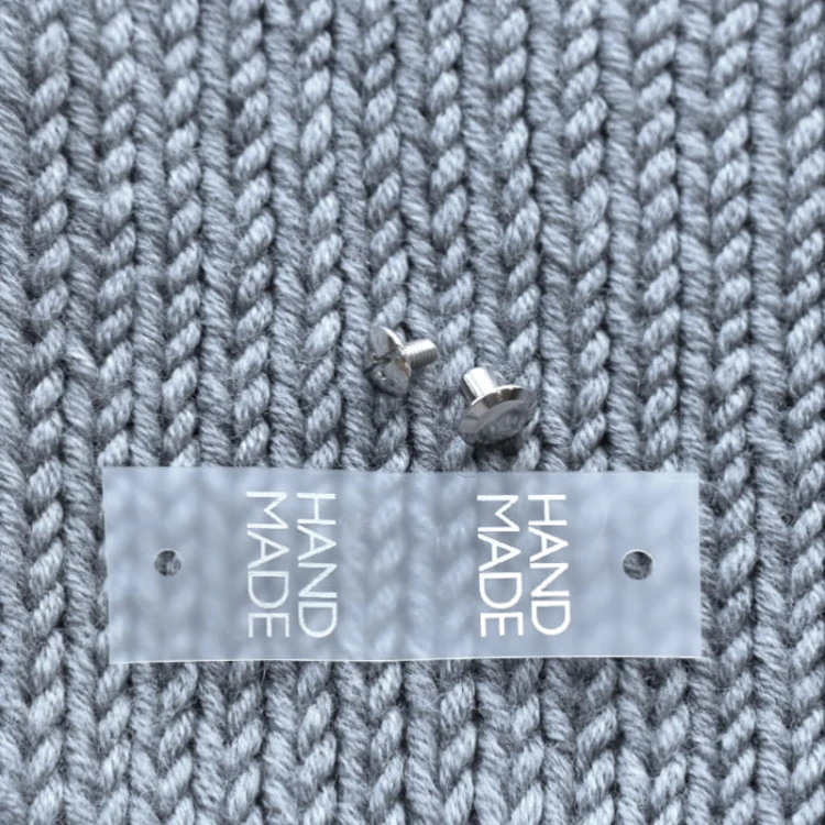 Metka silikonowa z nitem do czapki "HAND MADE" / srebro / 60 x 20 mm / 1 szt.