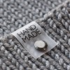 Metka silikonowa z nitem do czapki "HAND MADE" / czerń / 60 x 20 mm / 1 szt.