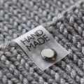 Metka silikonowa z nitem do czapki "HAND MADE" / czerń / 60 x 20 mm / 1 szt.