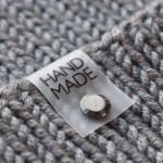 Metka silikonowa z nitem do czapki "HAND MADE" / czerń / 60 x 20 mm / 1 szt. 