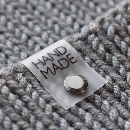 Metka silikonowa z nitem do czapki "HAND MADE" / czerń / 60 x 20 mm / 1 szt.