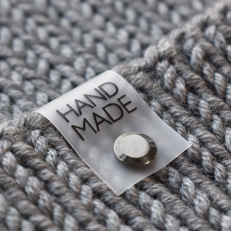 Metka silikonowa z nitem do czapki "HAND MADE" / czerń / 60 x 20 mm / 1 szt.