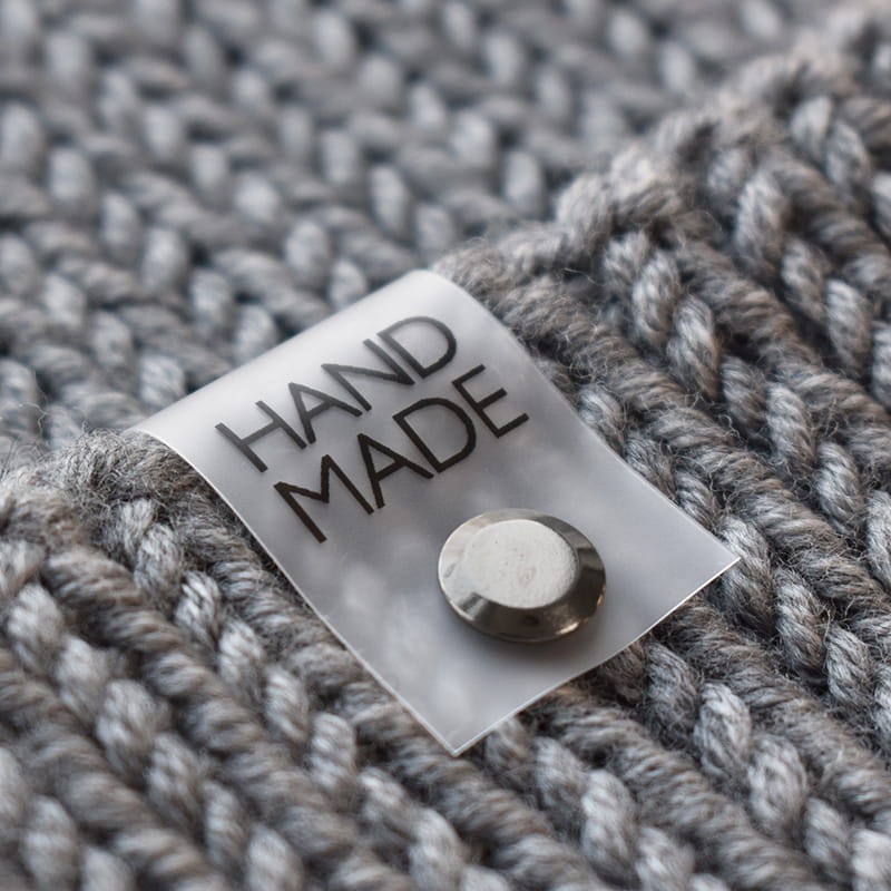 Metka silikonowa z nitem do czapki "HAND MADE" / czerń / 60 x 20 mm / 1 szt.