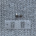 Metka silikonowa z nitem do czapki "HAND MADE" / czerń / 60 x 20 mm / 1 szt.