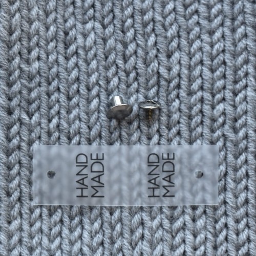 Metka silikonowa z nitem do czapki "HAND MADE" / czerń / 60 x 20 mm / 1 szt.