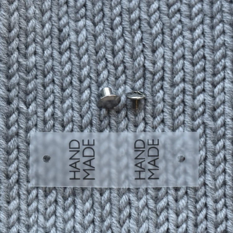Metka silikonowa z nitem do czapki "HAND MADE" / czerń / 60 x 20 mm / 1 szt.