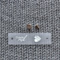 Metka silikonowa z nitem "Dzieło rąk" / serce / srebro / 65 x 20 mm / 1 szt.