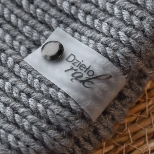 Metka silikonowa z nitem "Dzieło rąk" / serce / czerń / 65 x 20 mm / 1 szt.