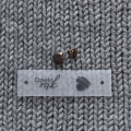 Metka silikonowa z nitem "Dzieło rąk" / serce / czerń / 65 x 20 mm / 1 szt.