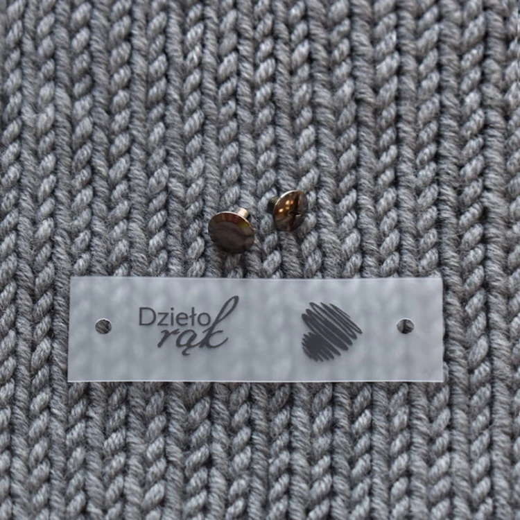 Metka silikonowa z nitem "Dzieło rąk" / serce / czerń / 65 x 20 mm / 1 szt.