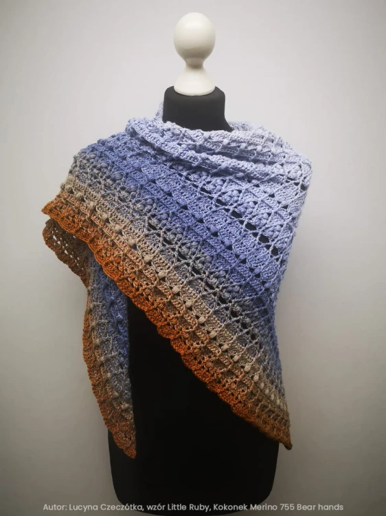 Autor Lucyna Czeczótka wzór Little Ruby Kokonek Merino 755 Bear hands