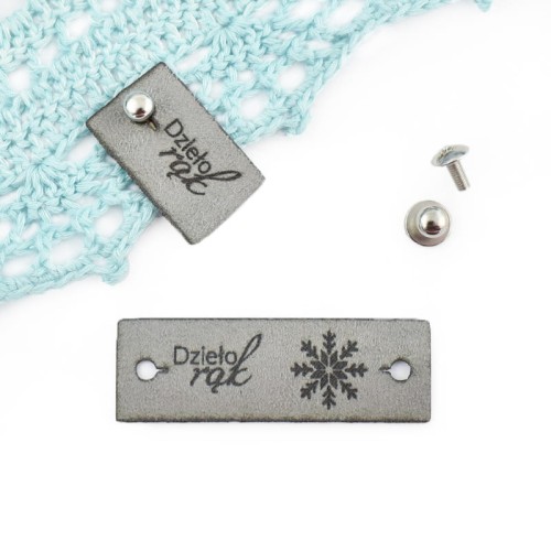 Metka nubuk premium z nitem "Dzieło rąk" / szary / 60 x 20 mm / 1 szt.