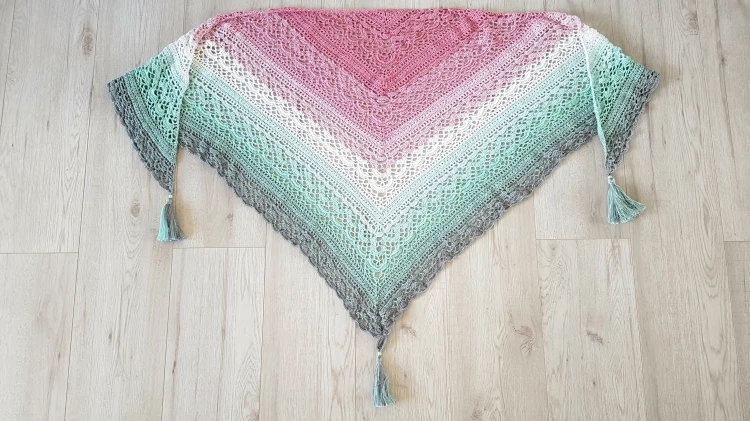 Autorka: Ewa Wójcik / Wzór: Klaziena (zmodyfikowane zakończenie) /
Wymiary chusty 160 cm x 80 cm (przed blokowaniem)
