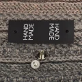 Metka silikonowa czarna z nitem "HAND MADE" / srebro / 60 x 20 mm / 1 szt.
