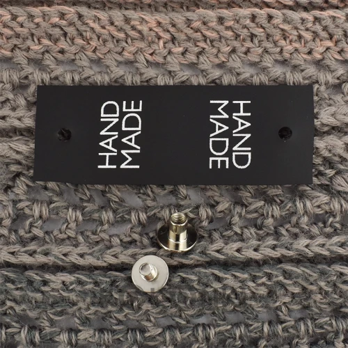 Metka silikonowa czarna z nitem "HAND MADE" / srebro / 60 x 20 mm / 1 szt.