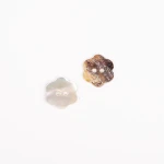 Guzik Drops masa perłowa / kwiatek / biały / 15 mm / 600