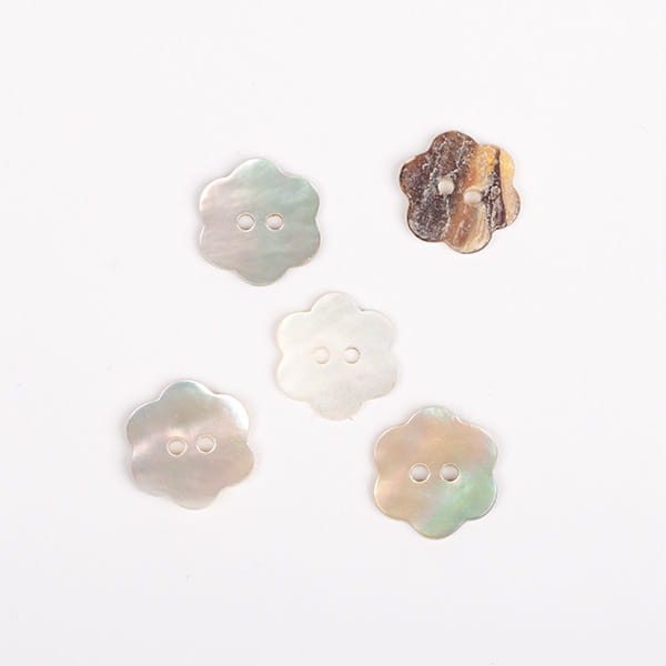 Guzik Drops masa perłowa / kwiatek / biały / 15 mm / 600
