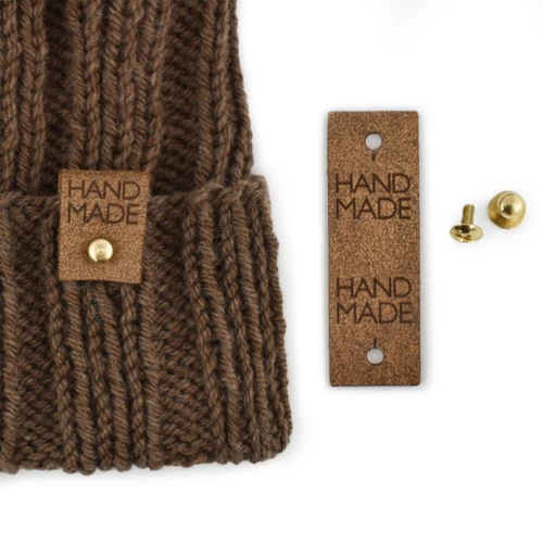 Metka skóra naturalna premium z nitem do czapki "HAND MADE" / brąz / 60 x 20 mm / 1 szt.