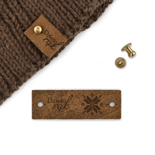 Metka skóra naturalna premium z nitem "Dzieło rąk" / haft / brąz / 60 x 20 mm / 1 szt.