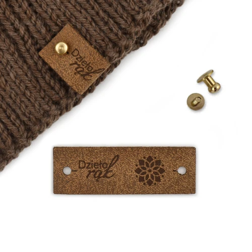 Metka skóra naturalna premium z nitem "Dzieło rąk" / kwiat lotosu / brąz / 60 x 20 mm / 1 szt.