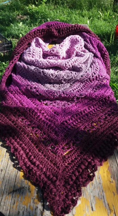 Autorka: Handmade by Kwiatkova / Szydełko 3.5
Wzór Milles / Długość nitki 1300 metrów + 250 m ostatniego koloru / Wymiary 210x100 cm bez blokowania