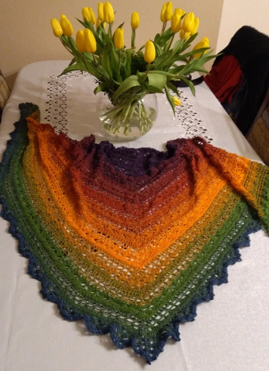  Wzór: Silvella (Bruinen autorki Jaśmin Rasanen w wersji ażurowej zmodyfikowanej przez Silvia Bangert stąd nazwa Silvella)
Autorka: Ania Ania
Wymiary: 260cm x 100cm długość boków 150cm
Szydełko 4, motek 1300 m 
