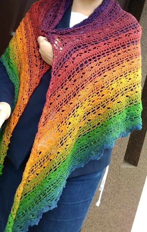  Wzór: Silvella (Bruinen autorki Jaśmin Rasanen w wersji ażurowej zmodyfikowanej przez Silvia Bangert stąd nazwa Silvella)
Autorka: Ania Ania
Wymiary: 260cm x 100cm długość boków 150cm
Szydełko 4, motek 1300 m 