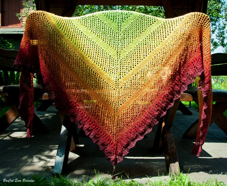 Autorka: BreCat Ewa Brandys / Wzór: własna kombinacja autorki  / Druty: 4,5  /Wymiary chusty: 100x220 cm / Motek 1000 m, 3 nitki