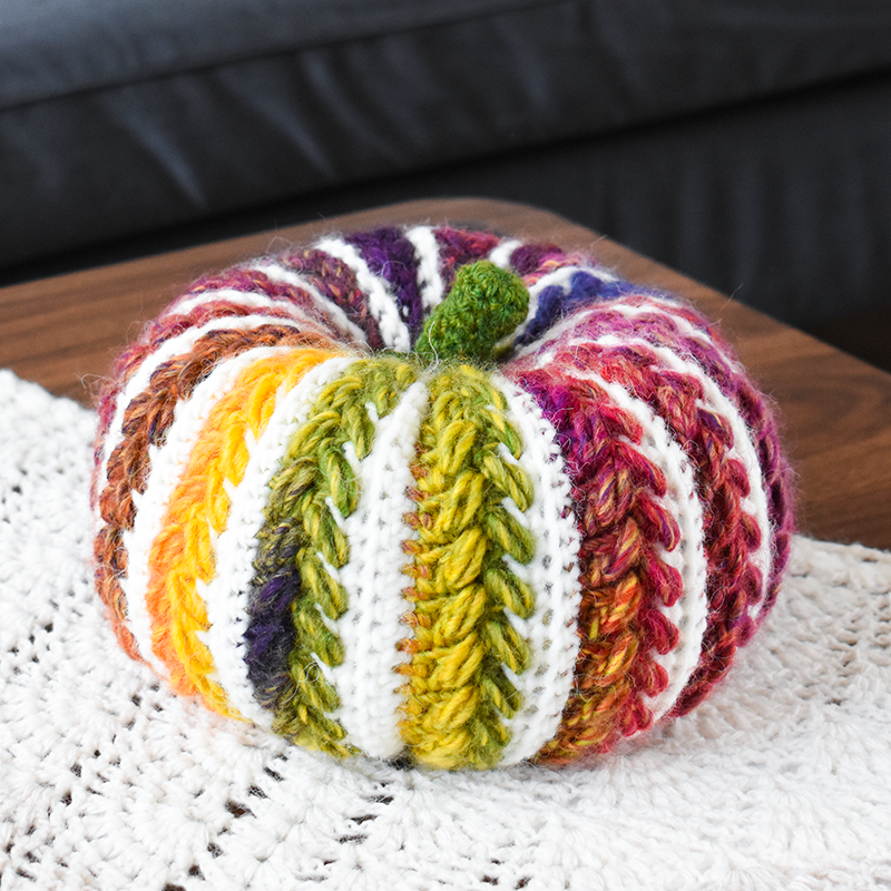 Szydełkowa dynia Wheat Stitch w wariancie Bratki