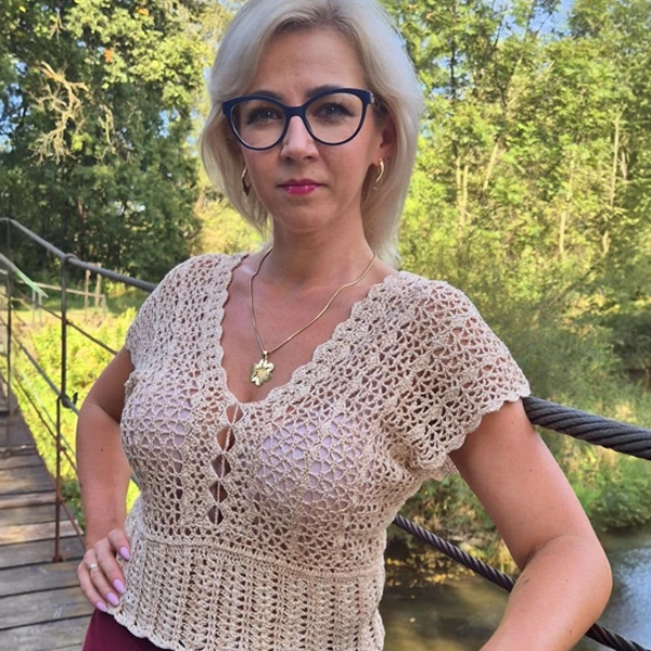 Pudrowobeżowa dzianina wykonana z włóczki Stenli Nirvana